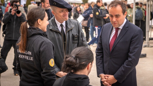 Le Ministre des Arm&eacute;es, S&eacute;bastien Lecornu, en compagnie du g&eacute;n&eacute;ral Sanzey, commandant le Centre National des Sports de la D&eacute;fense
