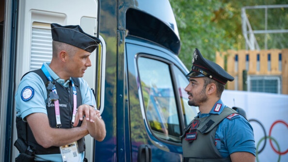Le chef d'escadron Laurent Flouriot (à gauche), commandant de la Compagnie de gendarmerie départementale de Rambouillet, échange avec un carabinier italien engagé en renfort sur le dispositif.