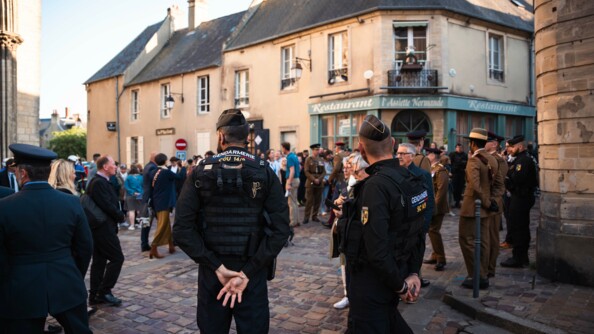Deux gendarmes sécurisent le parvis de la cathédrale de Bayeux où se trouve de très nombreuses personnes parmi lesquelles plusieurs autorités.
