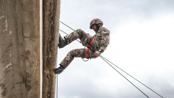 Un élève officier lors de la descente en rappel de jour
